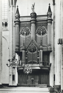 3103 Interieur van de Domkerk te Utrecht: het orgel tegen de westmuur, uit het oosten.